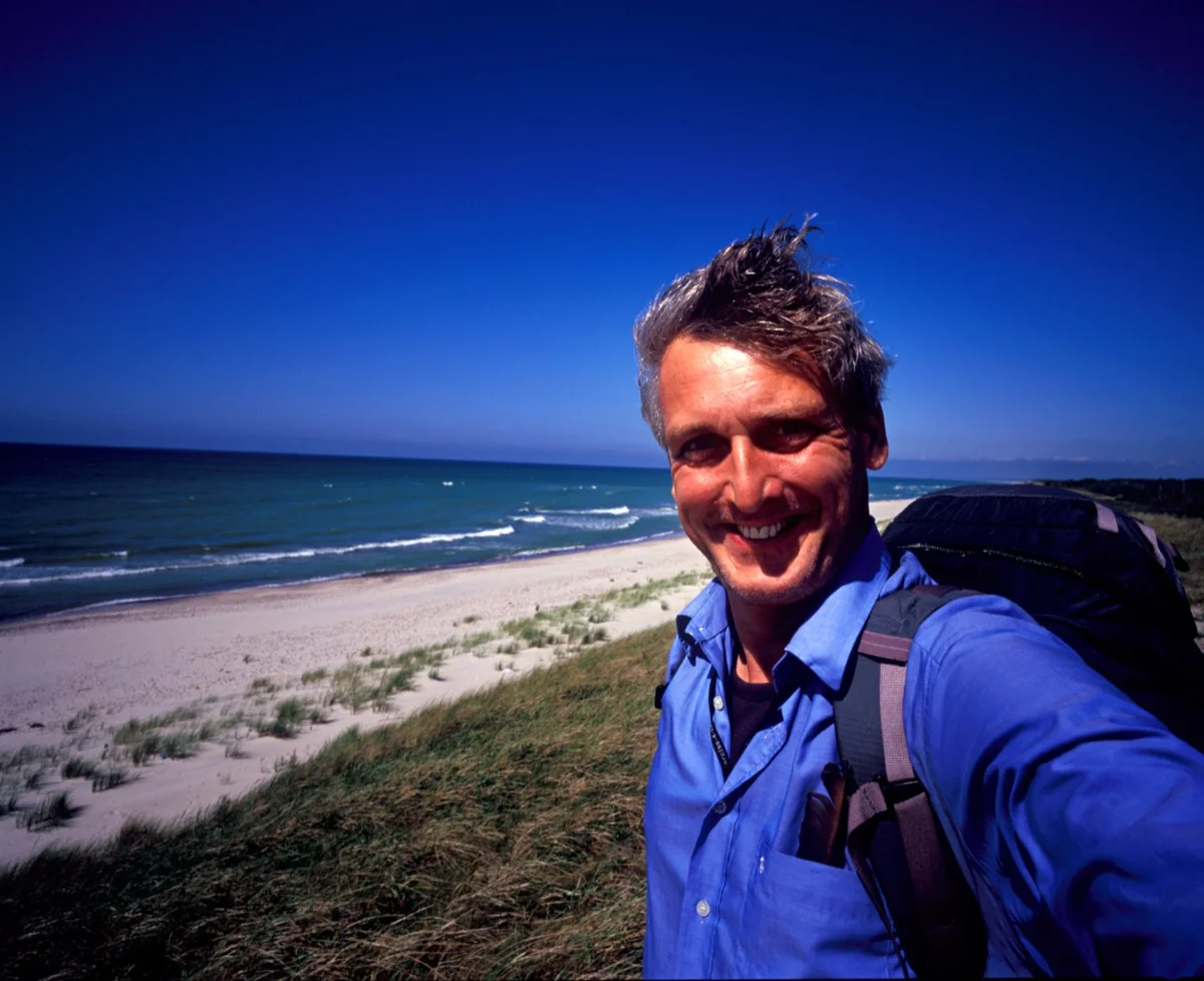Markus Zohner am Ostseestrand bei Kaliningrad, jubelt