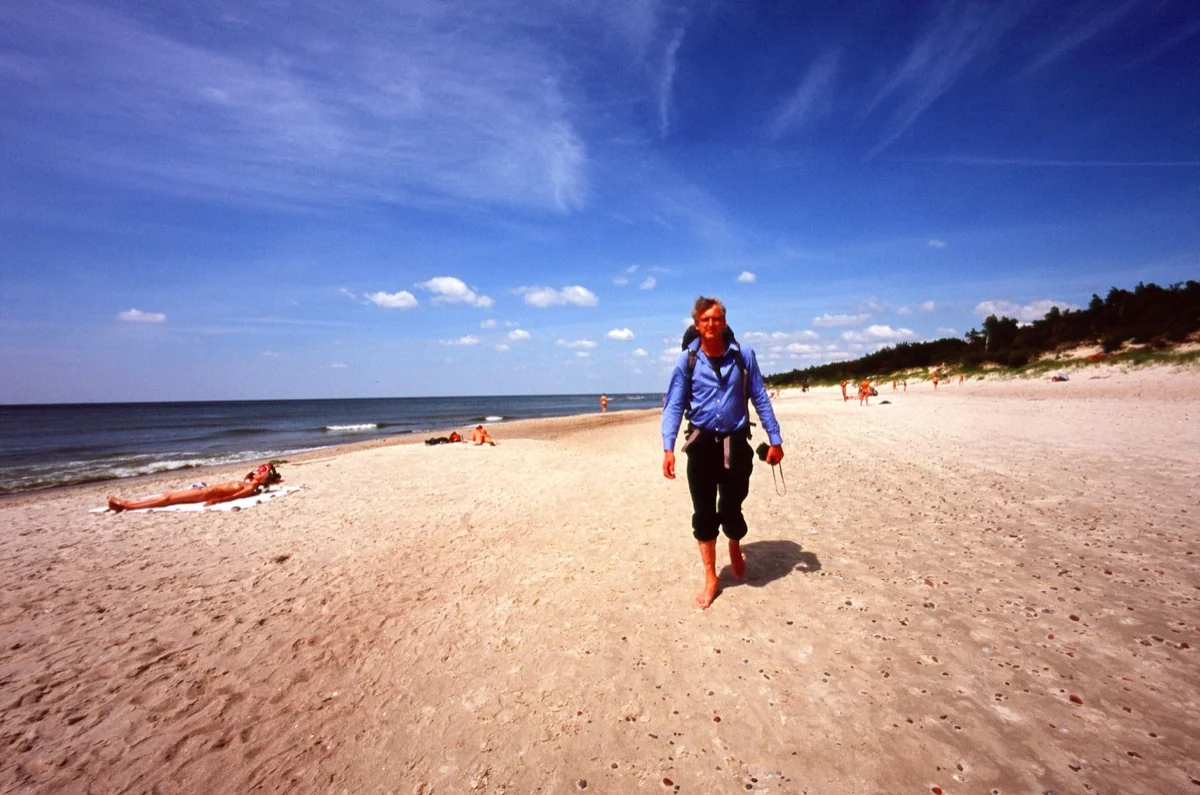 Markus Zohner geht eine leere Stra&szlig;e in Litauen entlang, Winter 2009