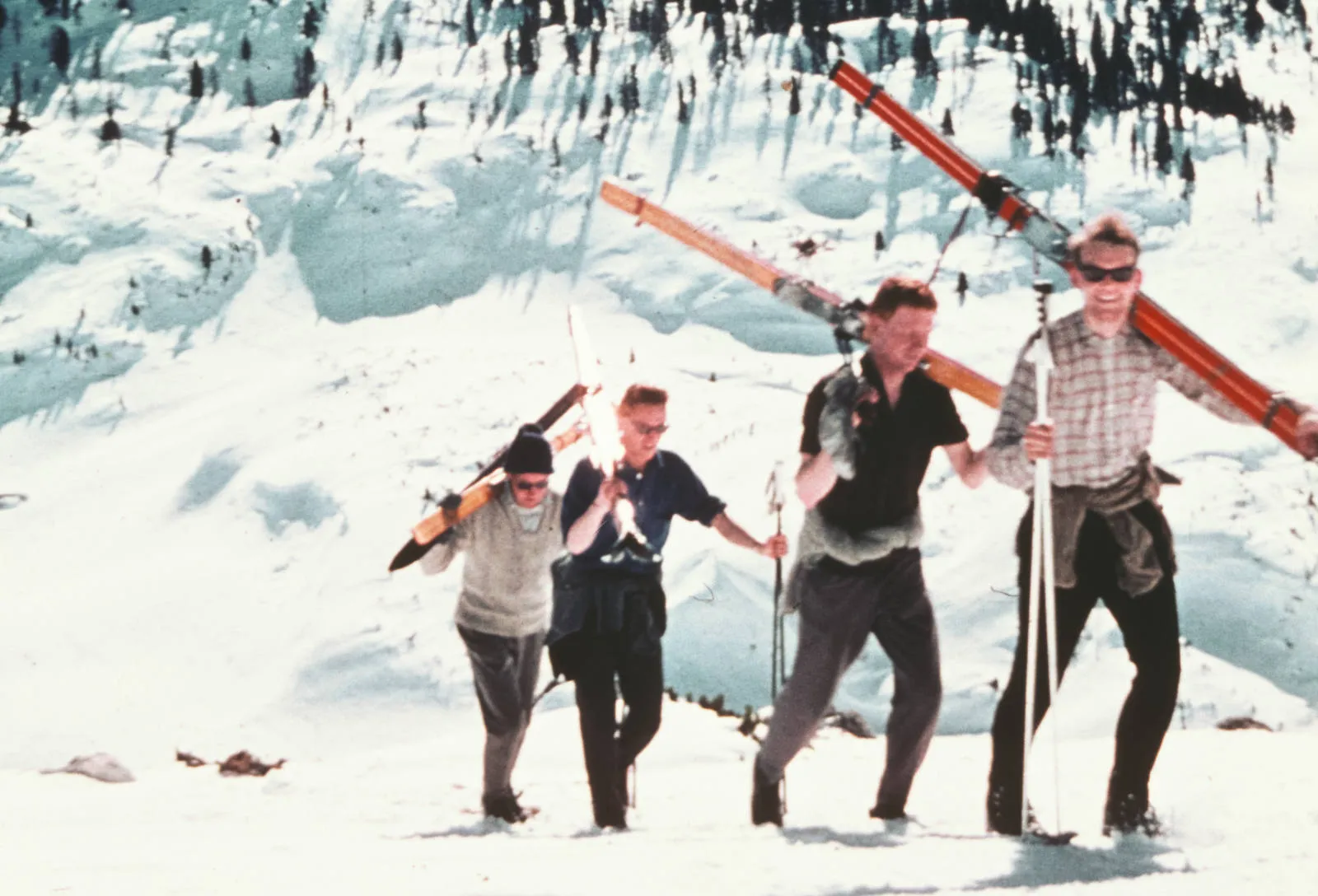 Siegfried Zohner e compagni sugli sci nelle Alpi, 1961