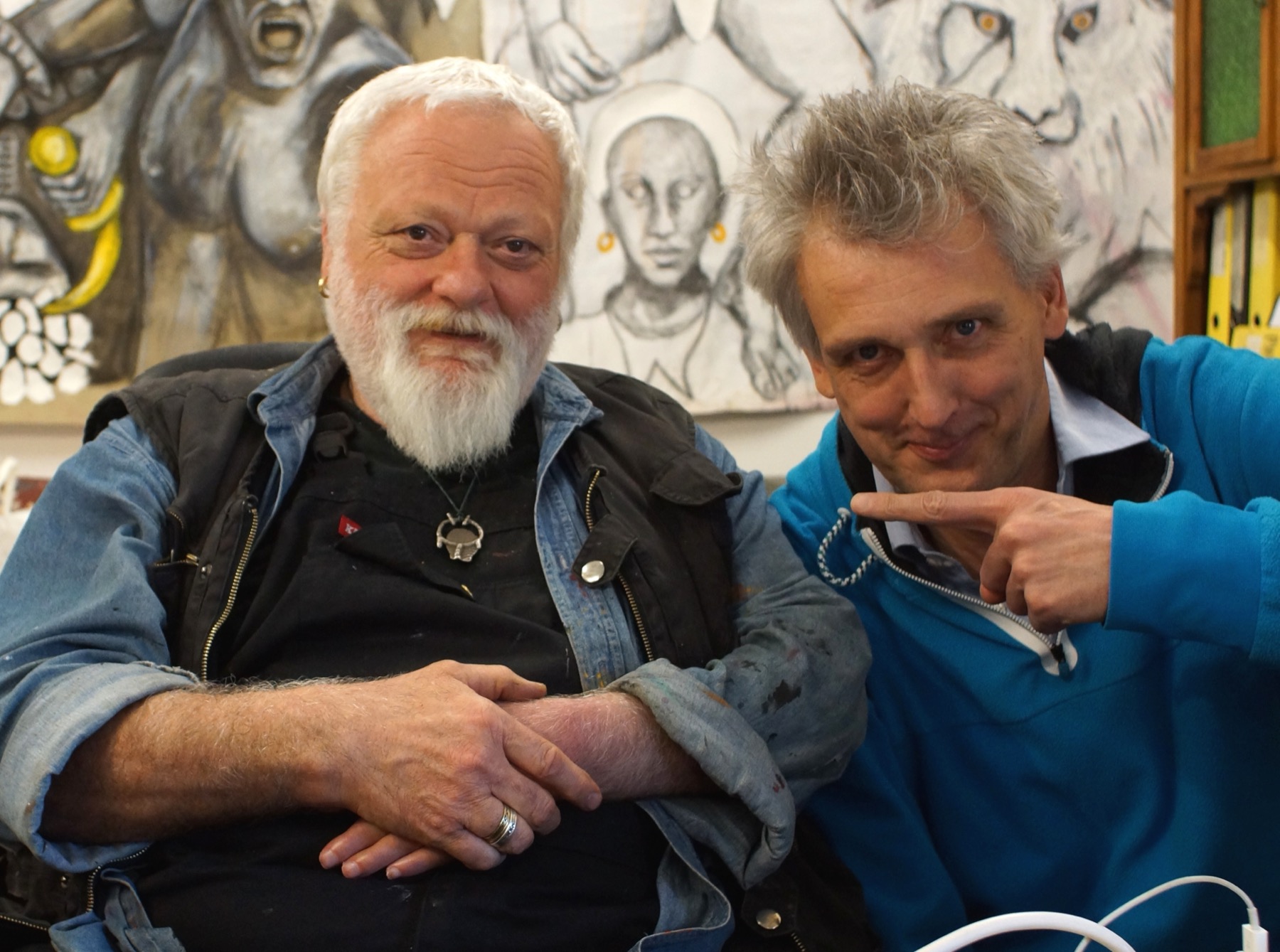 Nando Snozzi e Markus Zohner nell'Atelier Attila di Arbedo, davanti alle opere di Snozzi