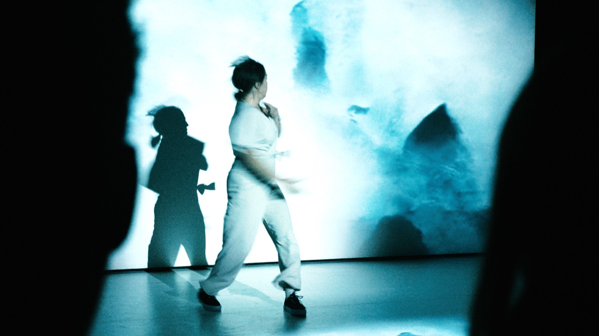 REPLIKA anno 2052: performance dal vivo