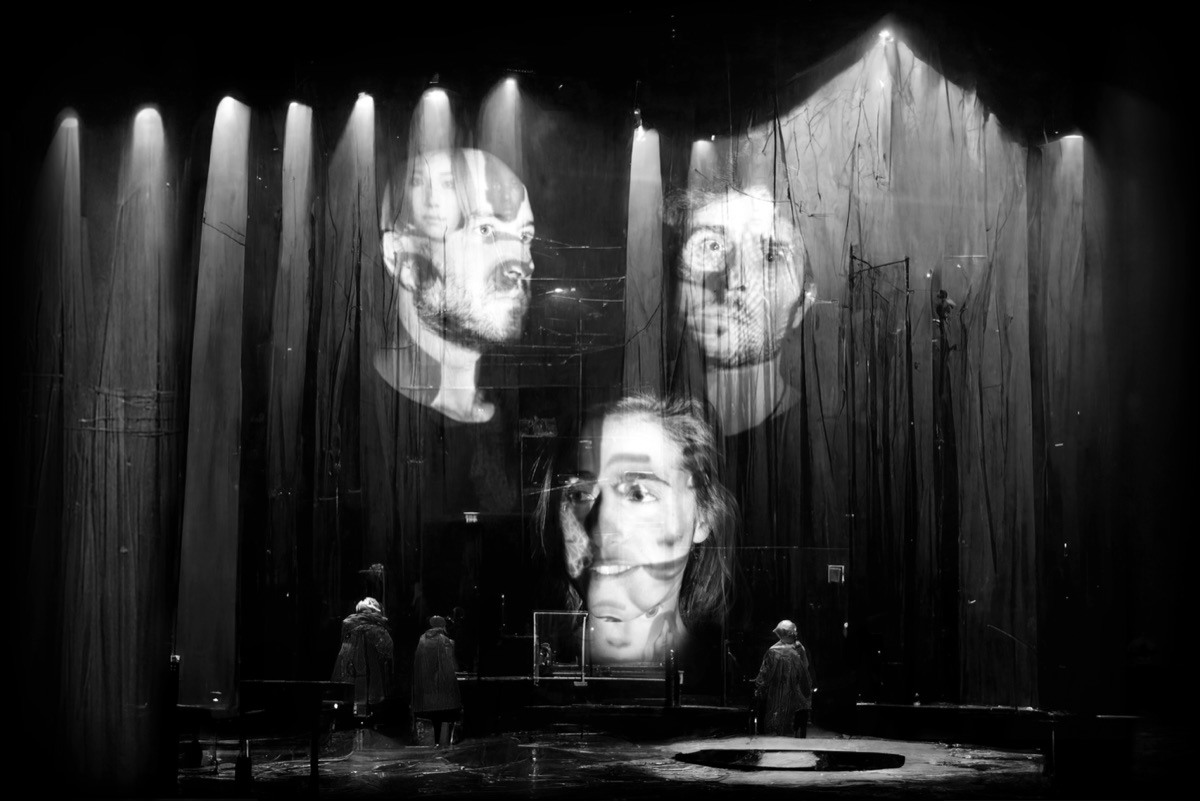 REPLIKA anno 2052: scena in bianco e nero